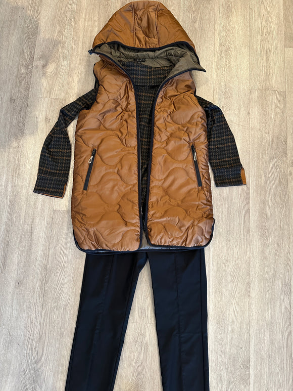 REVERSIBLE HOODED PUFFER VEST