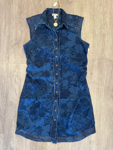 PRINTED SLEEVELESS DENIM DRESS W/RUSHING & POCKE