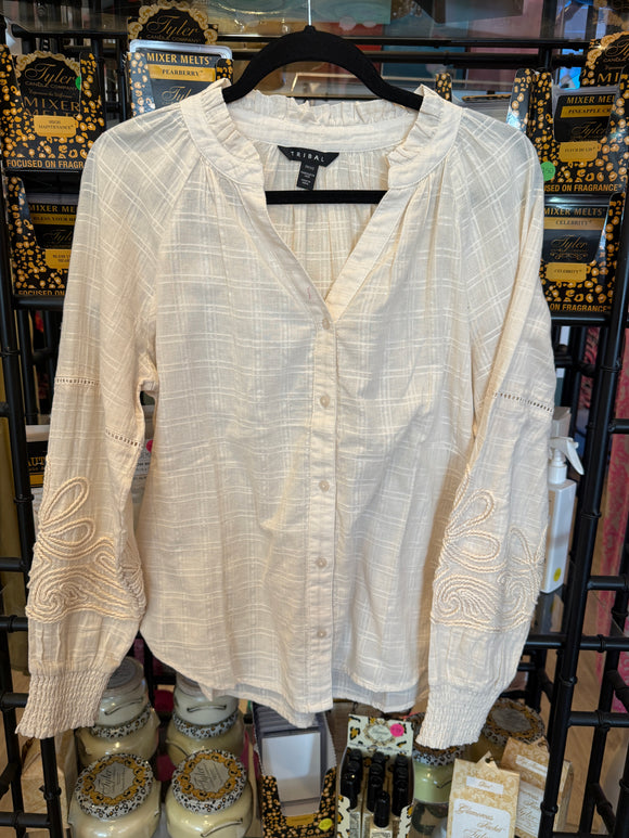 L/S BLOUSE W/ APPLIQUE ON SLV
